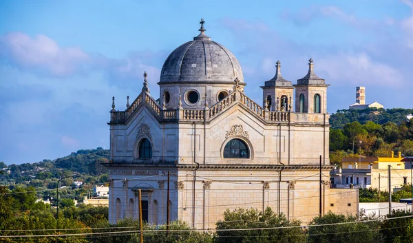 Schönes Gebäude in Ostuni - eine beliebte Stadt in Süditalien — Stockfoto