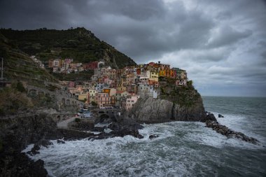 İtalyan kıyısındaki Cinque Terre 'de Manarola' nın Muhteşem Köyü
