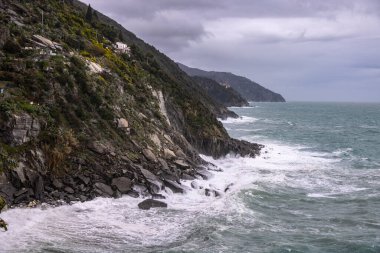 İtalya 'nın batı kıyısındaki Cinque Terre' deki Vernazza köyü.