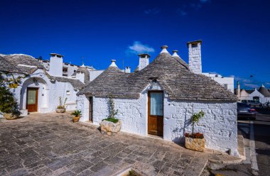 İtalya 'nın Alberobello şehrindeki ünlü Trulli evleri - ALBEROBELLO, İtalya - 31 Ekim 2021