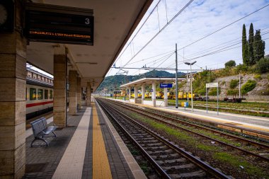 İtalya 'nın batı kıyısındaki Sapri tren istasyonu SAPRI, İtalya 31 Ekim 2021