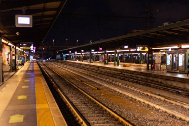 Bari İtalya 'daki Merkez Tren İstasyonu - BARI, İtalya - 31 Ekim 2021