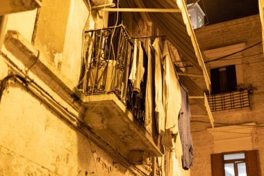 İtalya 'nın Bari şehrinin doğu kıyısında geceleyin