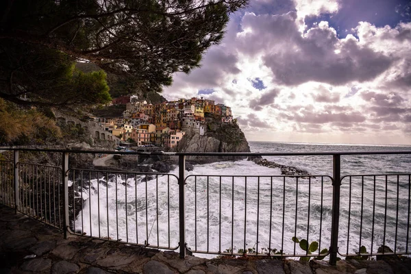 Fargerik Manarola i Cinque Terre ved kysten av Italia – stockfoto