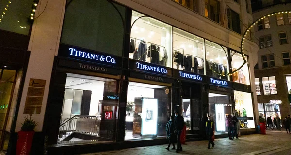 Exklusives Geschäft von Tiffany und Co - HAMBURG, DEUTSCHLAND - 21. DEZEMBER 2021 — Stockfoto
