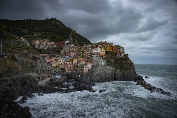 Aldeia incrível de Manarola em Cinque Terre na costa italiana — Fotografia de Stock