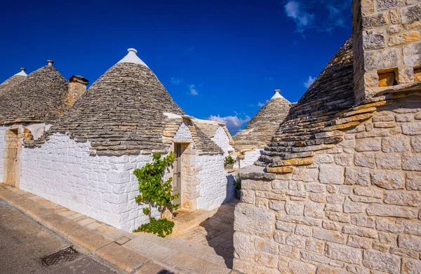 Casas Trulli históricas na cidade de Alberobello, na Itália - uma atração turística — Fotografia de Stock