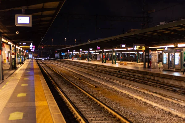 バーリ市内の中央鉄道駅-イタリア,バリ- 2021年10月31日 — ストック写真