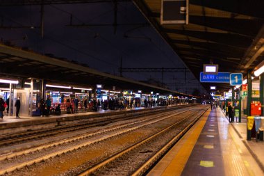 Bari İtalya 'daki Merkez Tren İstasyonu - BARI, İtalya - 31 Ekim 2021