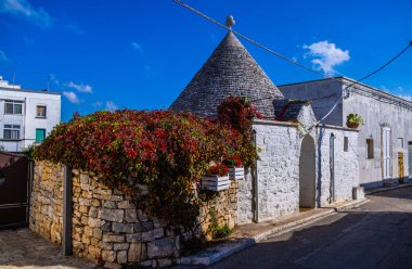 İtalya 'nın Alberobello şehrinin ünlü simgesi. Tarihi Trulli evleri.