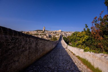 Puglia 'daki tarihi Gravina köyü ünlü su kemeri köprüsüne sahip.