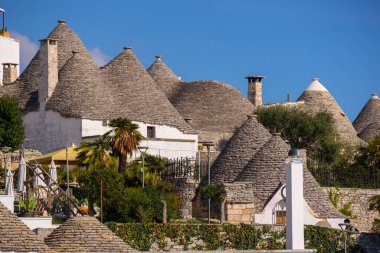İtalya 'nın Alberobello şehrinin ünlü simgesi. Tarihi Trulli evleri.