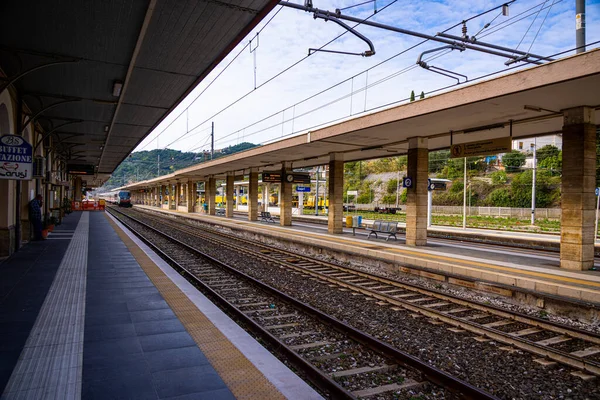 Stazione ferroviaria di Sapri sulla costa occidentale italiana - SAPRI, ITALIA - 31 ottobre 2021 — Foto Stock