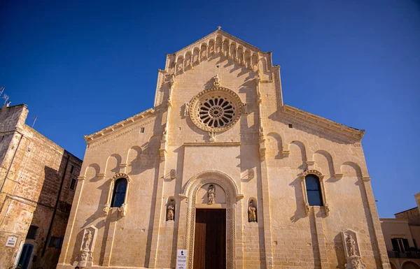 Die Kathedrale von Matera in Italien - berühmtes Wahrzeichen der Stadt - MATERA, ITALIEN - 30. OKTOBER 2021 — Stockfoto