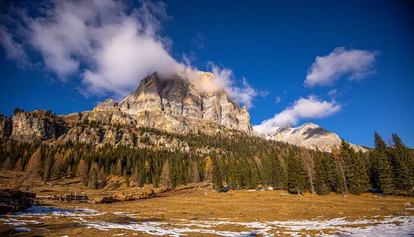 Dolomity v italských Alpách - typický pohled — Stock fotografie