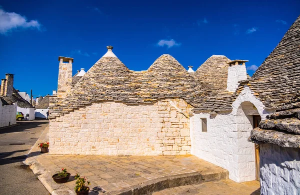 Historische Trulli-Häuser in Alberobello in Italien - eine Touristenattraktion — Stockfoto