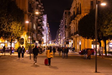 Geceleri Bari 'nin ticari bölgesinde devasa yayalar - BARI, ITALY - 31 Ekim 2021