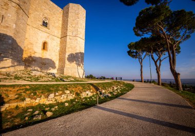 İtalya 'nın Apulia kentindeki Castel del Monte kenti popüler bir kent ve turistik merkezdir - BARI, ITALY - 31 Ekim 2021