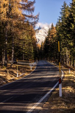 İtalya 'daki Dolomitler' den geçen güzel yüksek Alp yolu
