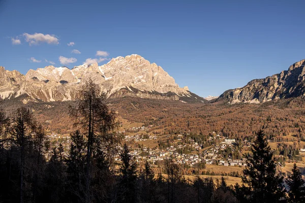 Доломиты в итальянских Альпах являются объектом Всемирного наследия ЮНЕСКО — стоковое фото