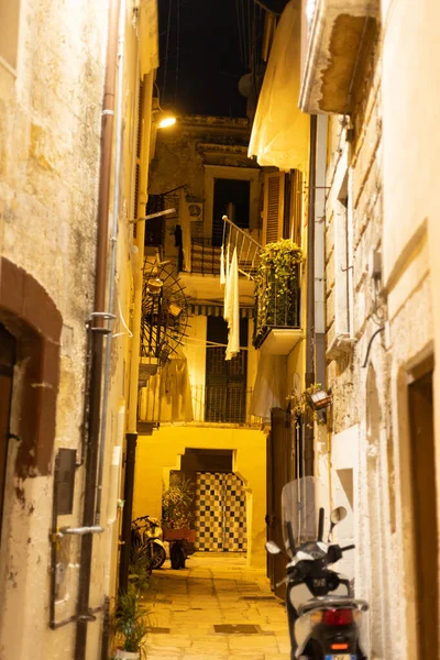 Historisch centrum van Bari Italië 's nachts - BARI, ITALIË - OKTOBER 31, 2021 — Stockfoto