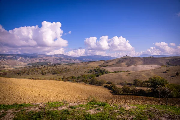 Υπέροχο αγροτικό τοπίο στην Ιταλία σε μια ηλιόλουστη μέρα — Φωτογραφία Αρχείου