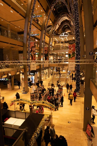 Europa Gallery Shopping Center en Hamburgo - CIUDAD DE HAMBURG, ALEMANIA - 21 DE DICIEMBRE DE 2021 — Foto de Stock