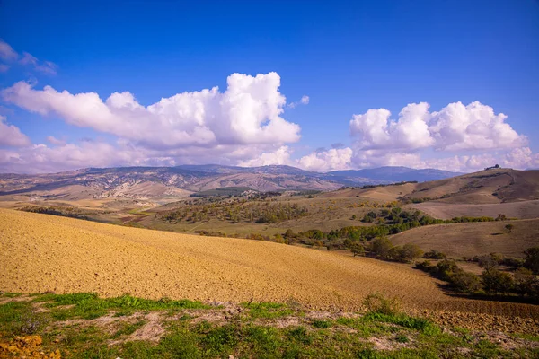 Prachtig landelijk landschap in Italië op een zonnige dag — Stockfoto