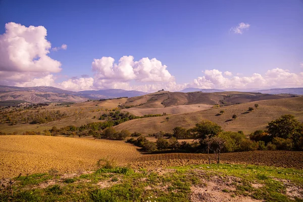 Wunderschöne ländliche Landschaft in Italien an einem sonnigen Tag — Stockfoto