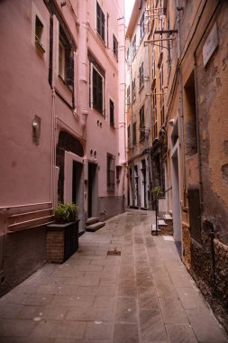 İtalya 'nın batı kıyısındaki Cinque Terre' deki Vernazza köyü.