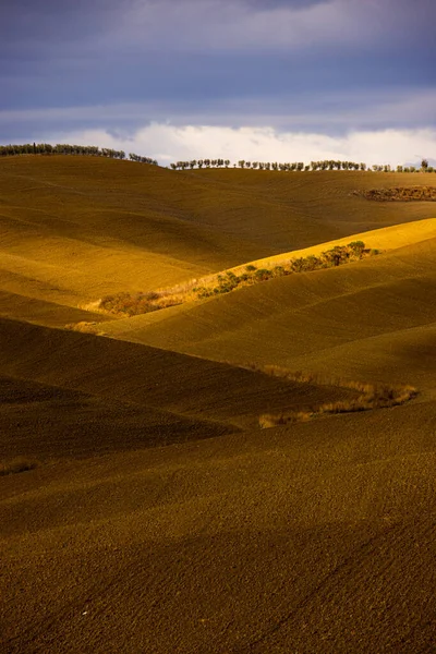 Vista típica da Toscana - os coloridos campos e colinas rurais — Fotografia de Stock