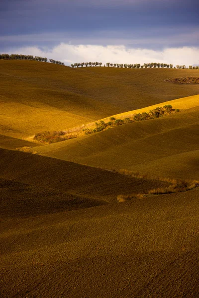 Типичный вид Тосканы - красочные сельские поля и холмы — стоковое фото