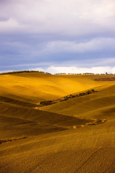 De kleurrijke heuvels van het Toscaanse landschap in de herfst — Stockfoto
