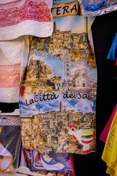 Taschen und Souvenirs aus Matera in Italien - MATERA, ITALIEN - 30. OKTOBER 2021 — Stockfoto