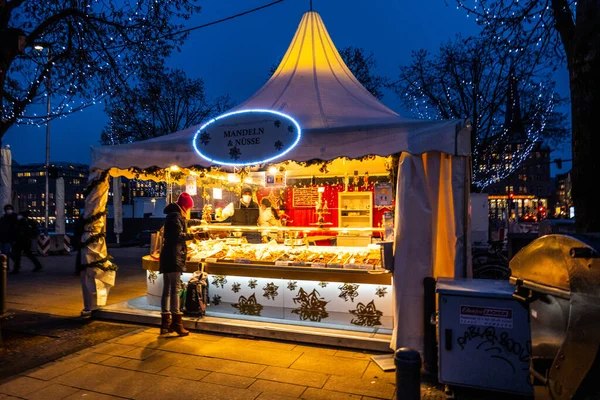 Rynek Bożonarodzeniowy w Hamburgu - miasto HAMBURG, NIEMCY - GRUDZIEŃ 21, 2021 — Zdjęcie stockowe