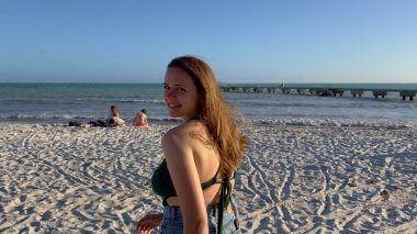 Key West 'te bir sahilde yürüyorum.