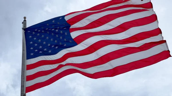 Obrovská vlajka Spojených států, vlnící se ve větru — Stock fotografie