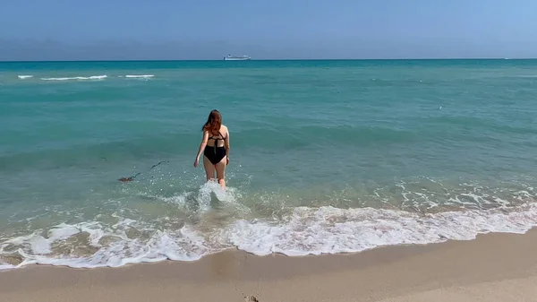 Laufen über einen Strand mit blauem Meerwasser - Miami Beach — Stockfoto