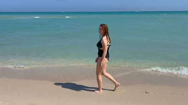 Прогулка по пляжу с бирюзовой голубой океанской водой - Miami Beach — стоковое фото