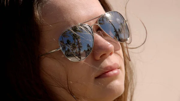 Jovem mulher bonita gosta do sol de Miami Beach — Fotografia de Stock