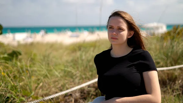 Mooie vrouw op Miami Beach geniet van de zomervakantie — Stockfoto