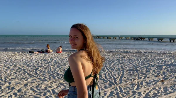 Marcher à travers une plage sur Key West — Photo