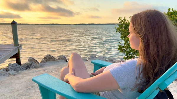 Hermosos Cayos de Florida - Sentarse junto al agua tranquila y disfrutar de la puesta de sol — Foto de Stock