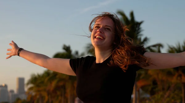 Donna felice gode il meraviglioso tramonto sulla spiaggia di Miami — Foto Stock