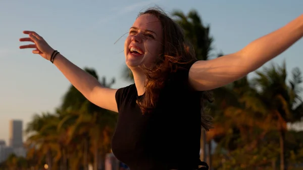 Mulher feliz gosta do pôr do sol maravilhoso na praia de Miami — Fotografia de Stock