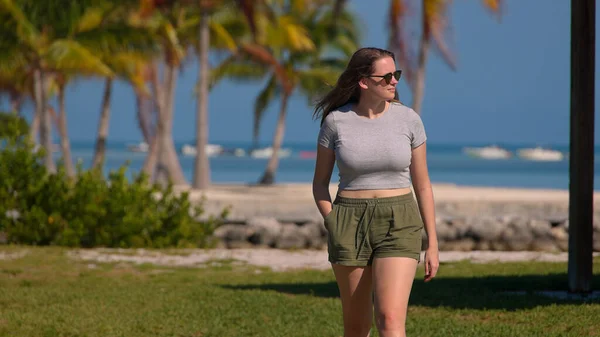 Junge Frau am Strand des Karibischen Paradieses — Stockfoto