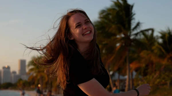 Mulher feliz gosta do pôr do sol maravilhoso na praia de Miami — Fotografia de Stock