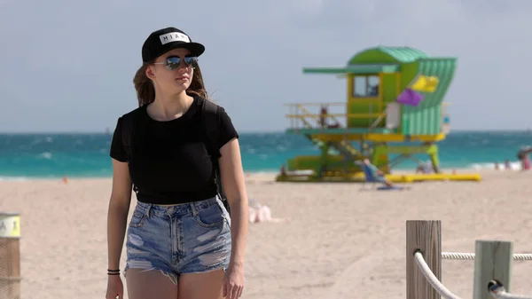 Hübsche Frau spaziert an einem sonnigen Tag am Miami Beach entlang — Stockfoto