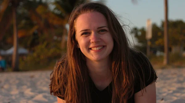 Mulher feliz gosta do pôr do sol maravilhoso na praia de Miami — Fotografia de Stock