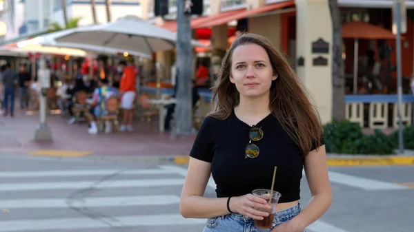 Jeune jolie femme prend une boisson fraîche au soleil de Miami Beach — Photo
